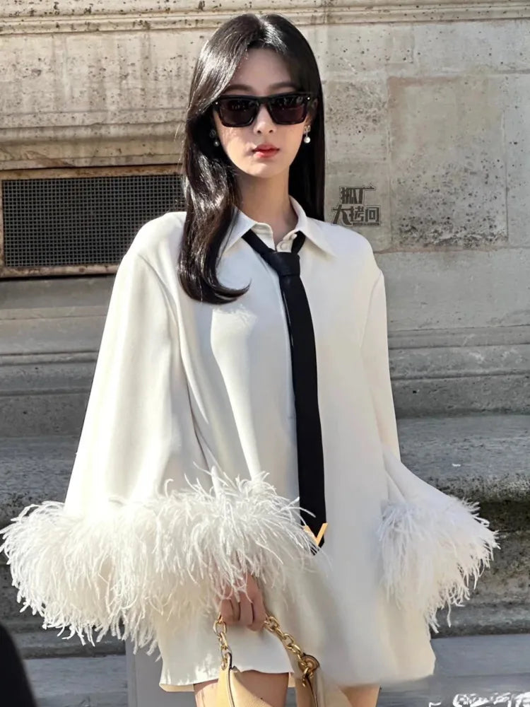 Robe blanche aux poignets de plumes – Ange Déchu