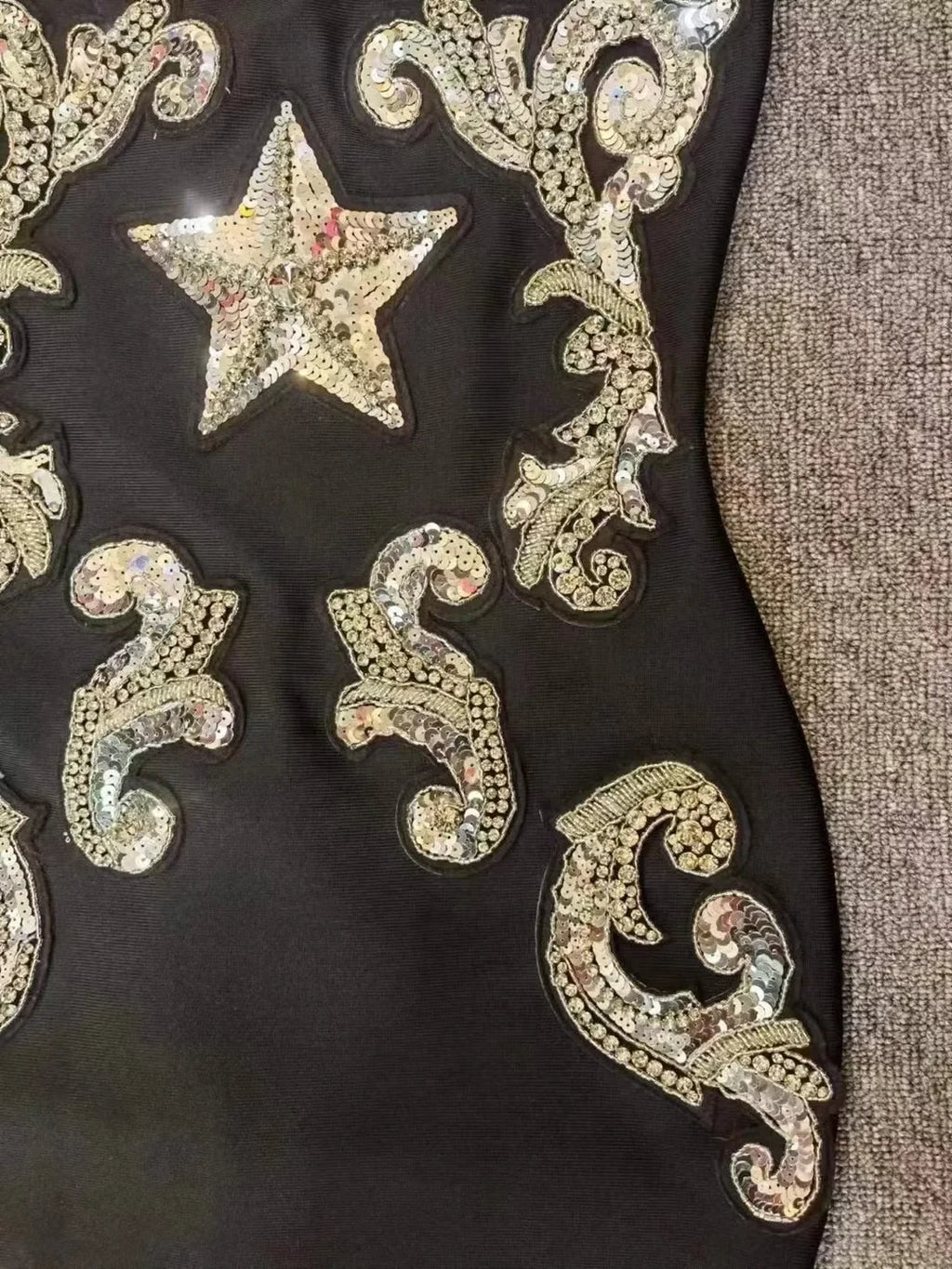 Robe Noire Étoilée – Cabaret des Ombres