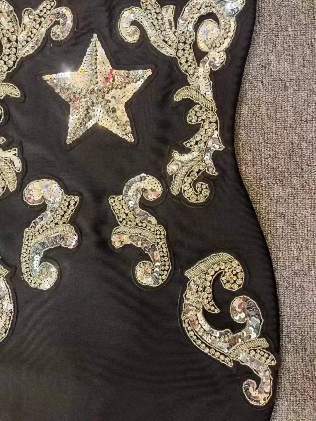 Robe Noire Étoilée – Cabaret des Ombres