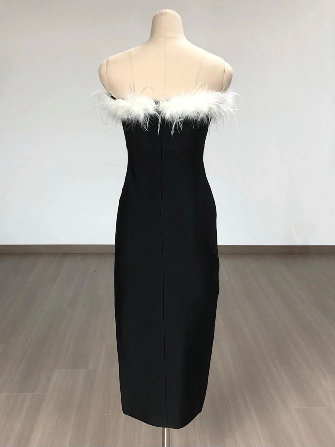 Une silhouette noire, théâtrale et irrésistiblement glamour…