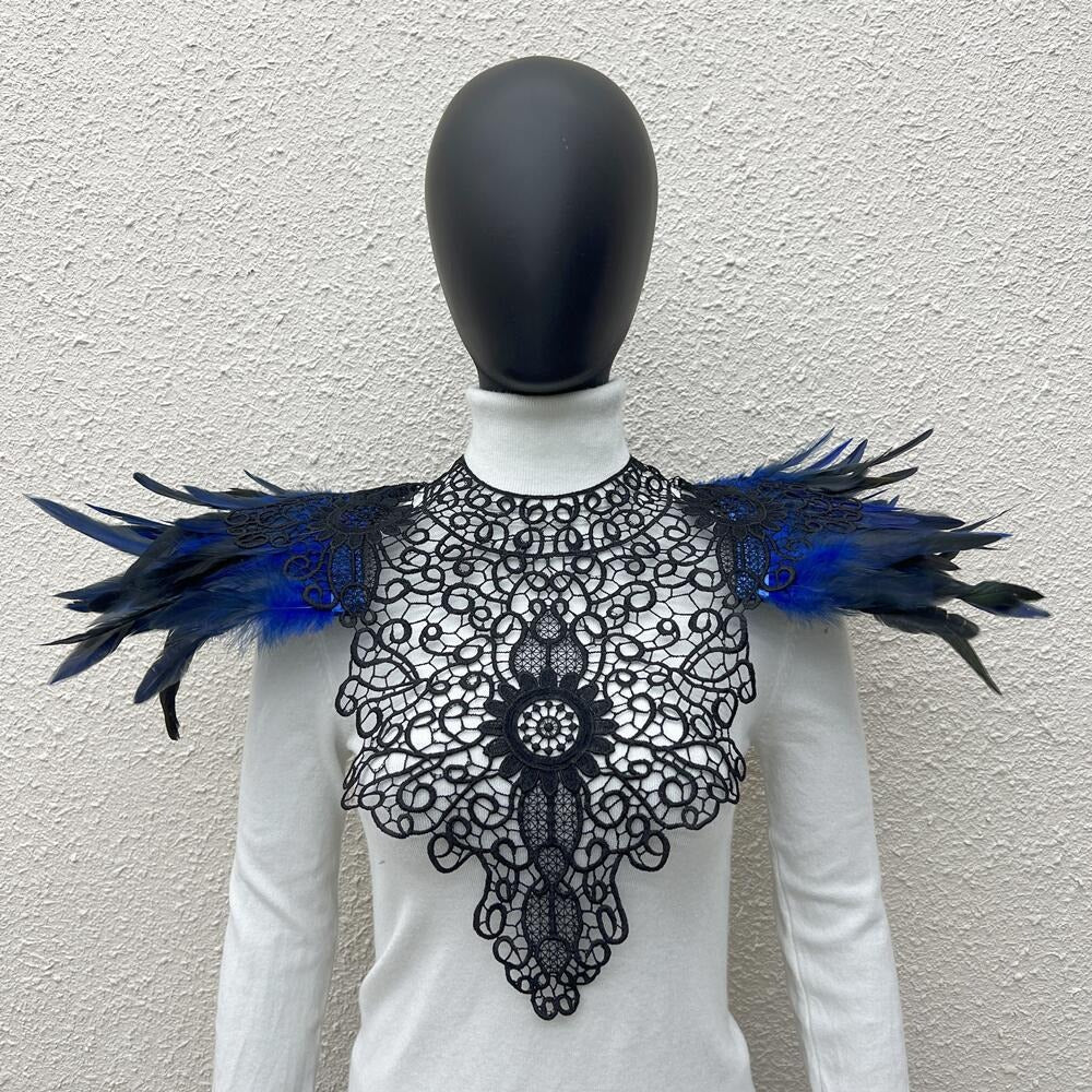 Les Plumes du Chapiteau Noir – Épaulière Dentelle & Plumes
