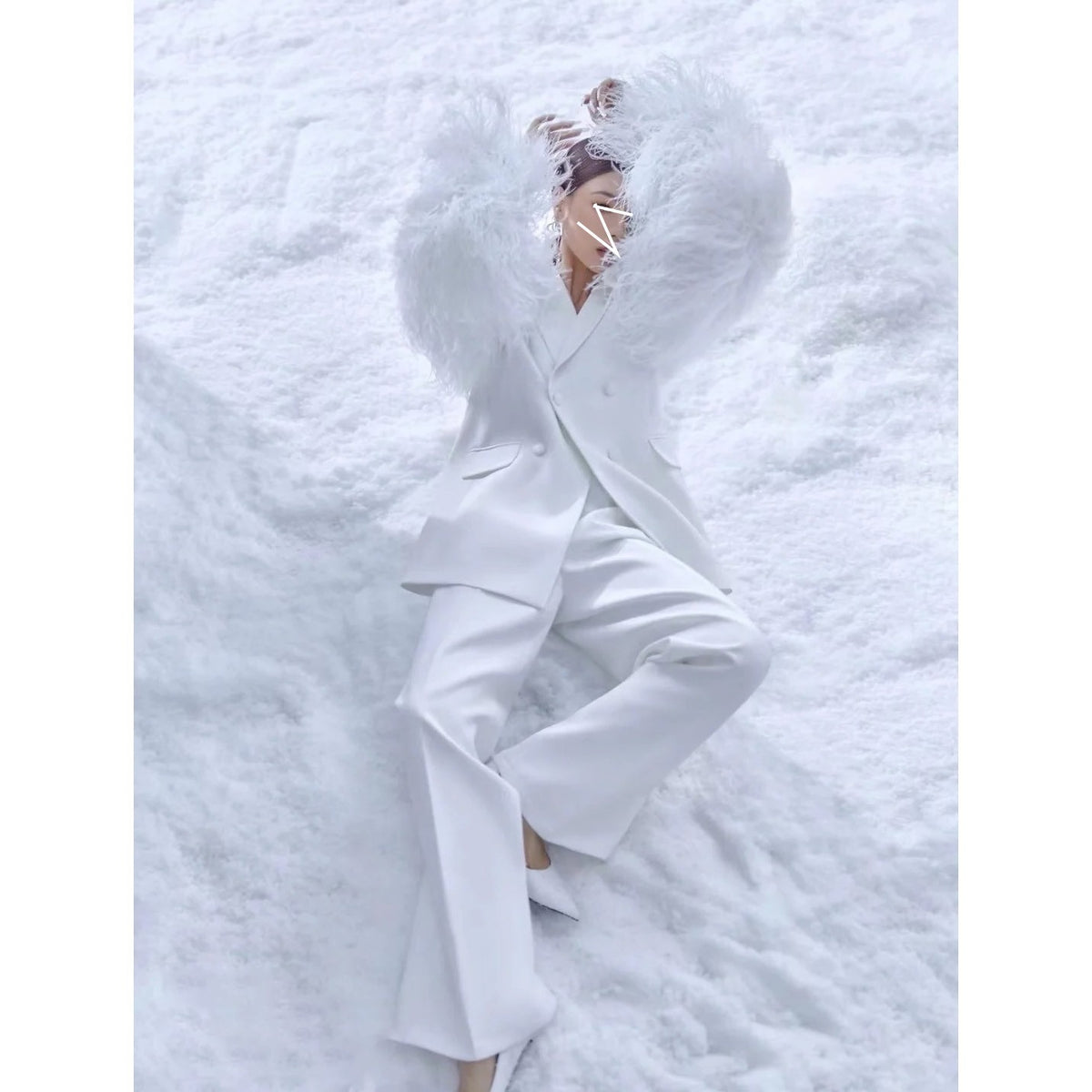 Blazer Céleste à Plumes Blanches – Ange d’Hiver