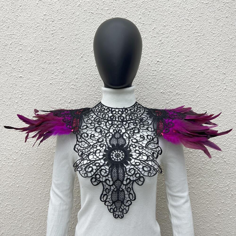 Les Plumes du Chapiteau Noir – Épaulière Dentelle & Plumes