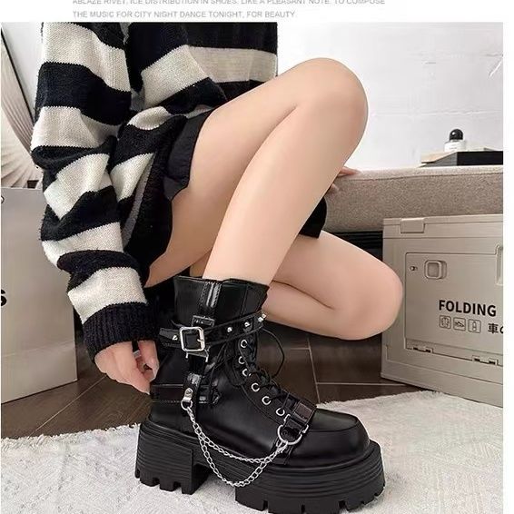 Bottines Gothiques à Chaîne – Semelle Épaisse Noire