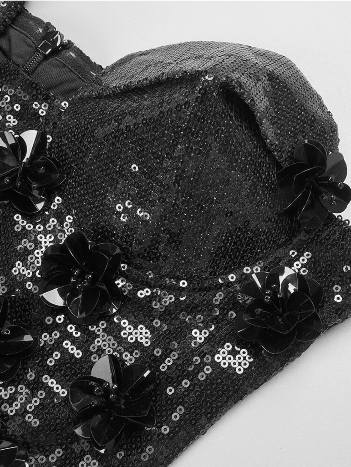 Robe Féline de Minuit – Sequins & Fleurs Noires