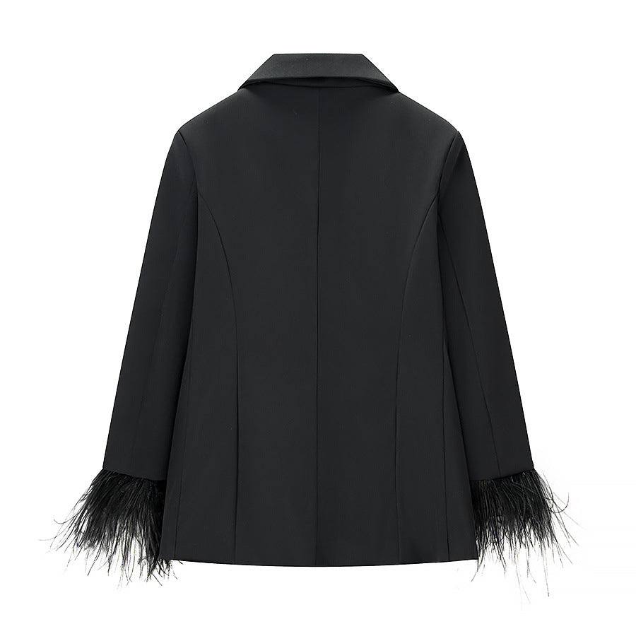 Ensemble Tailleur Noir à Plumes – Blazer & Pantalon Taille Haute