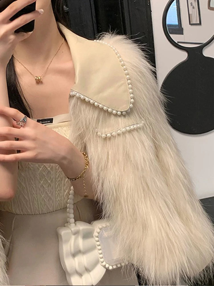 Veste en fausse fourrure ivoire à perles – Élégance d’Hiver