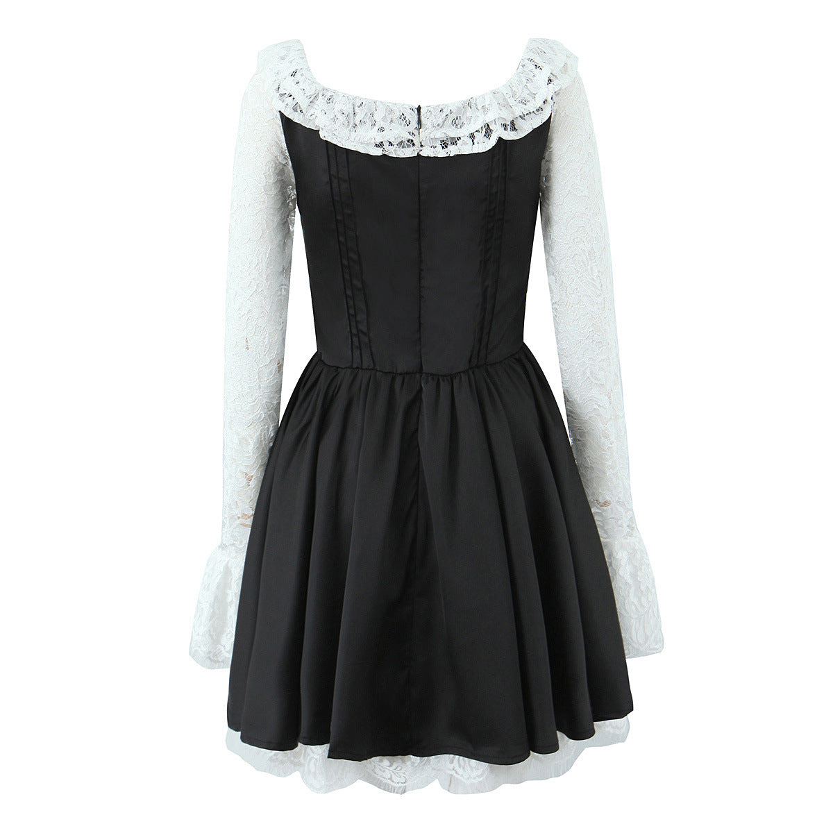 La Veuve de Salem — Robe Noire en Satin & Dentelle