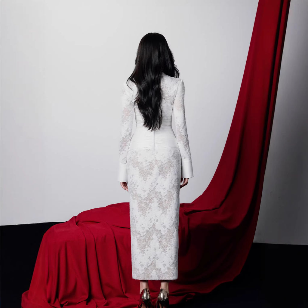 Robe longue blanche brodée – Élégance spectrale