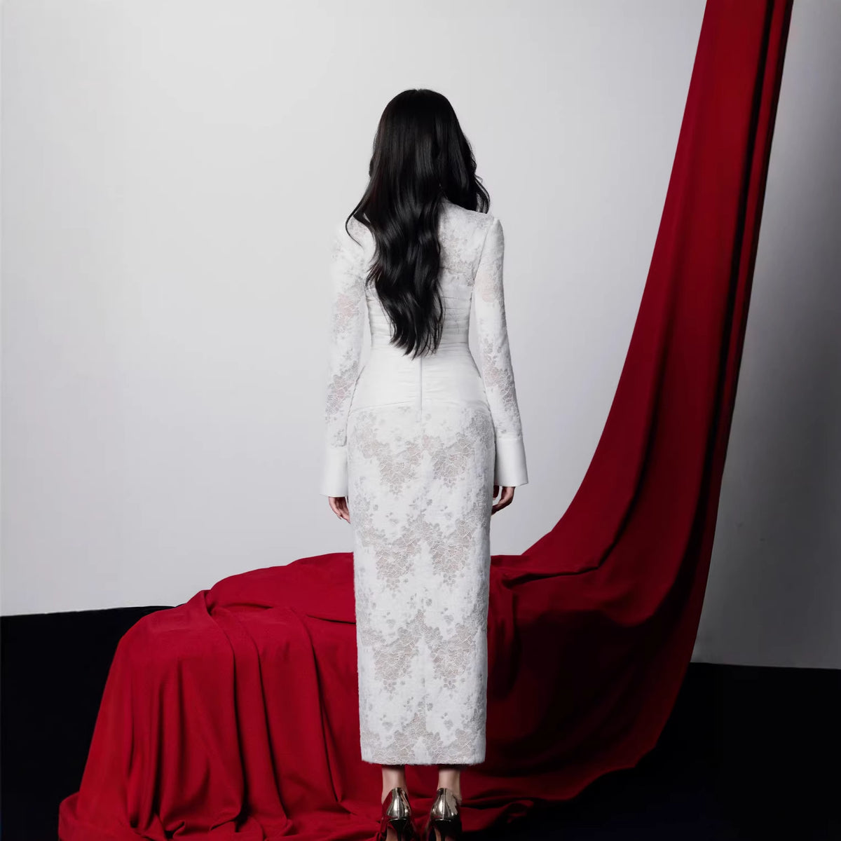 Robe longue blanche brodée – Élégance spectrale