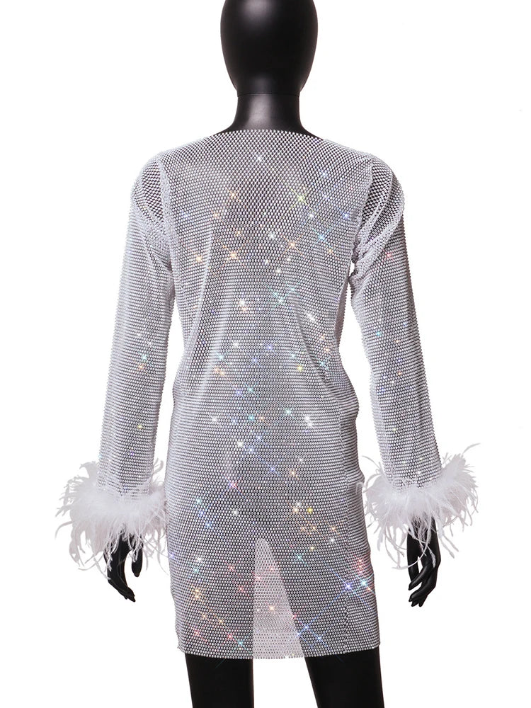 Robe Ange de Givre – Strass Scintillants & Plumes