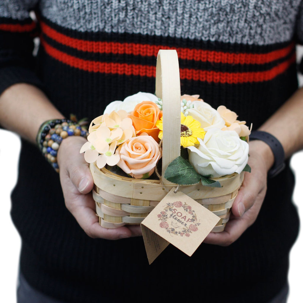 Bouquet Écarlate – Fleurs de Savon en Panier d’Osier 🌹🖤