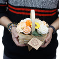 Bouquet Écarlate – Fleurs de Savon en Panier d’Osier 🌹🖤