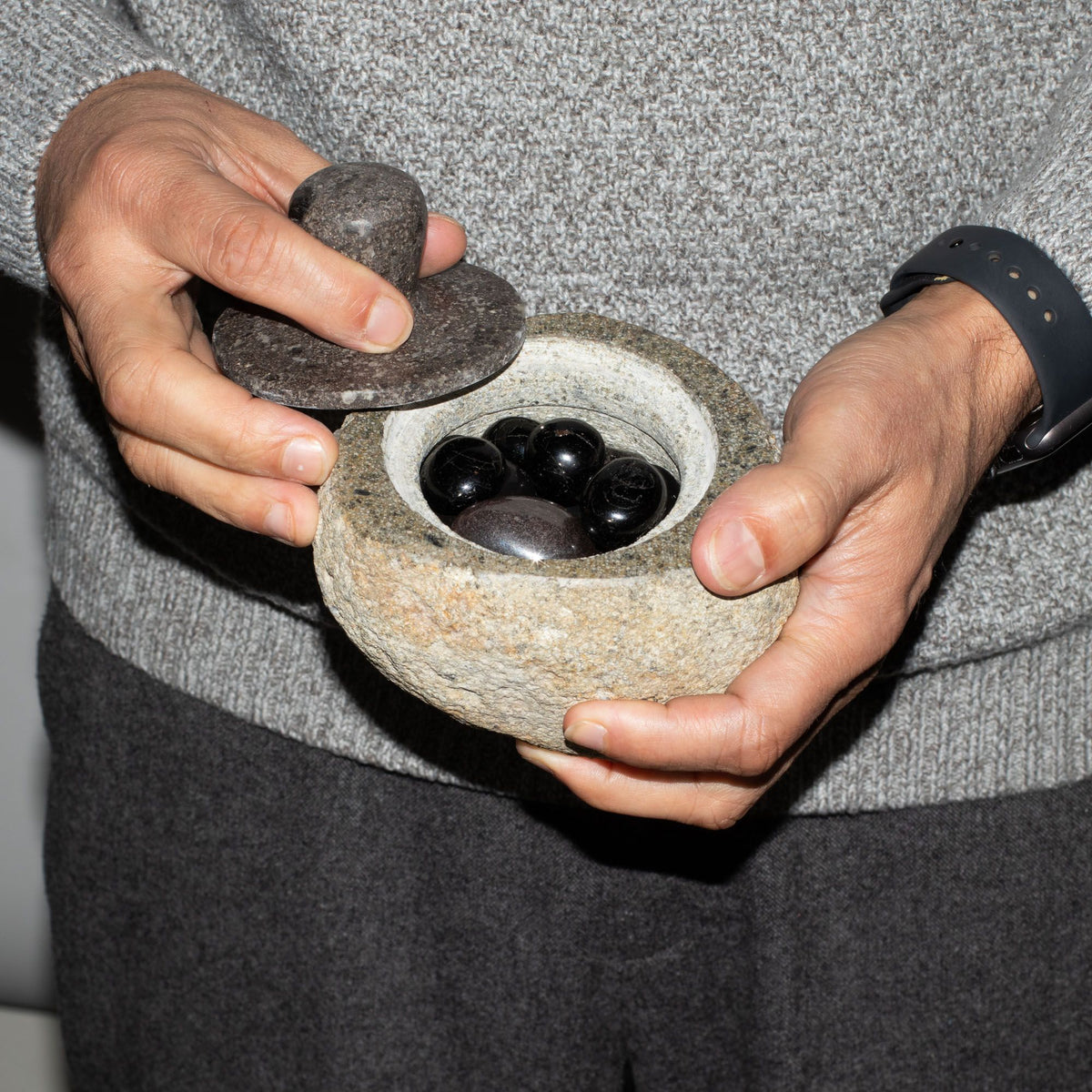 Pot d’Ancrage en Pierre de Rivière – 12 × 8 cm