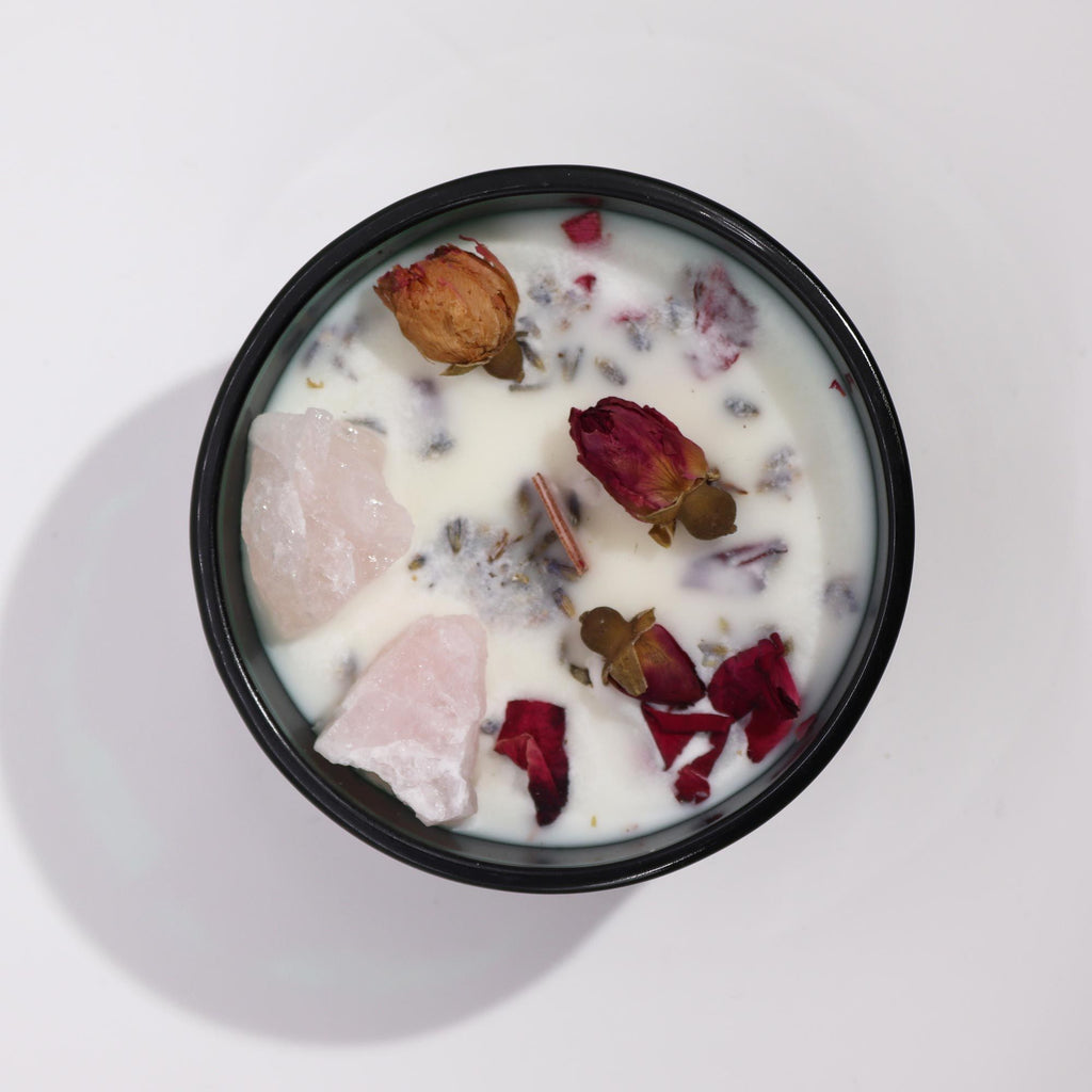 Bougie Mystique Les Amoureux – Quartz Rose & Fleurs 🌹🔮