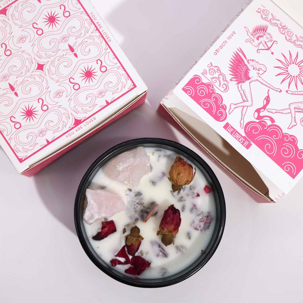 Bougie Mystique Les Amoureux – Quartz Rose & Fleurs 🌹🔮