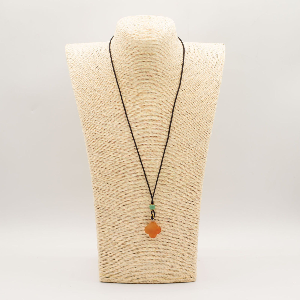 Trèfle de Feu – Pendentif en Jade Rouge