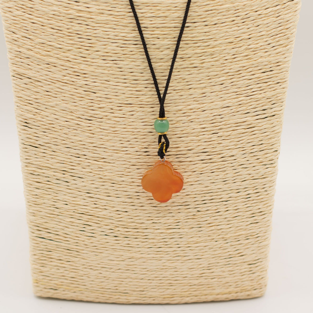 Trèfle de Feu – Pendentif en Jade Rouge