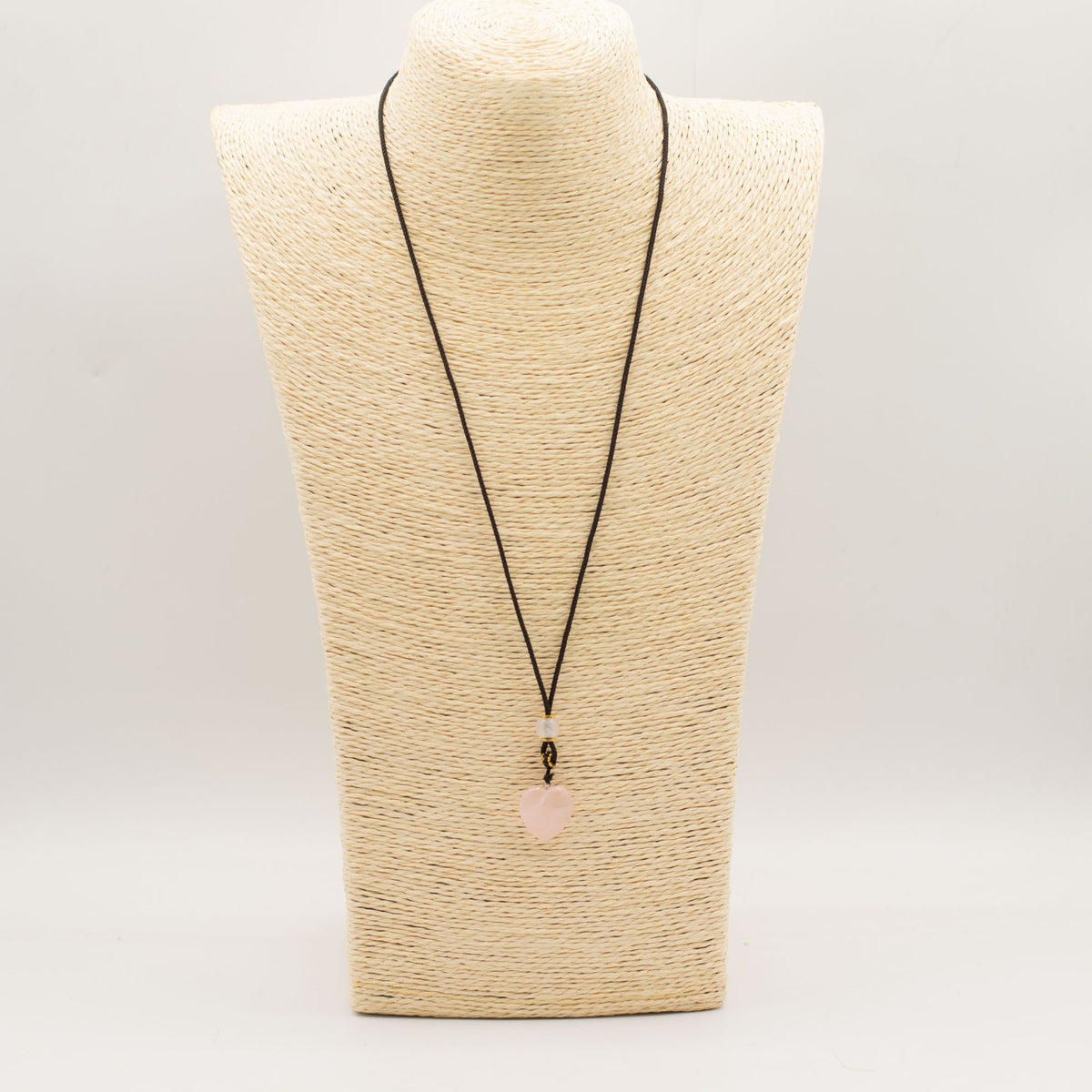 Cœur des Abysses – Pendentif Cœur en Quartz Rose