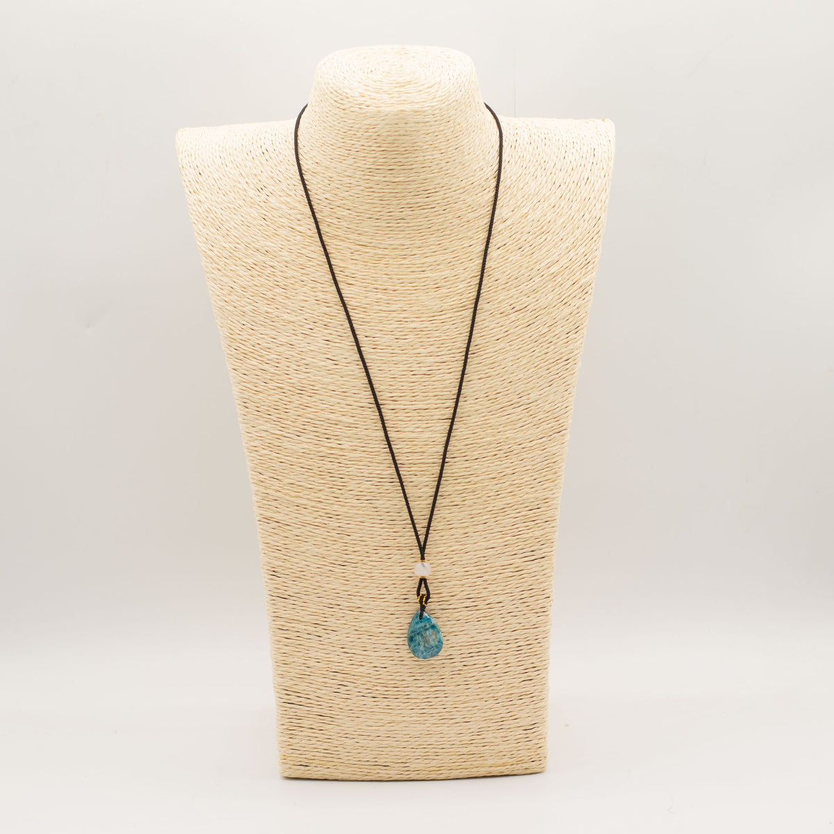 Larme de Lune – Pendentif en Howlite Blanche 🌙