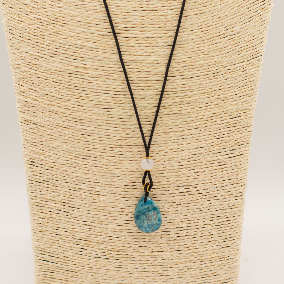 Larme de Lune – Pendentif en Howlite Blanche 🌙