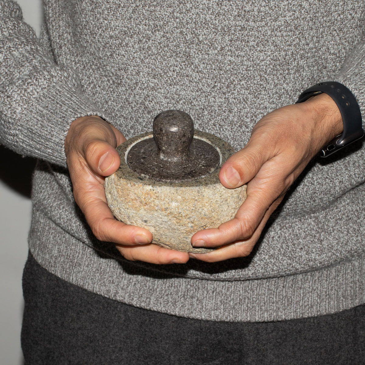 Pot d’Ancrage en Pierre de Rivière – 12 × 8 cm